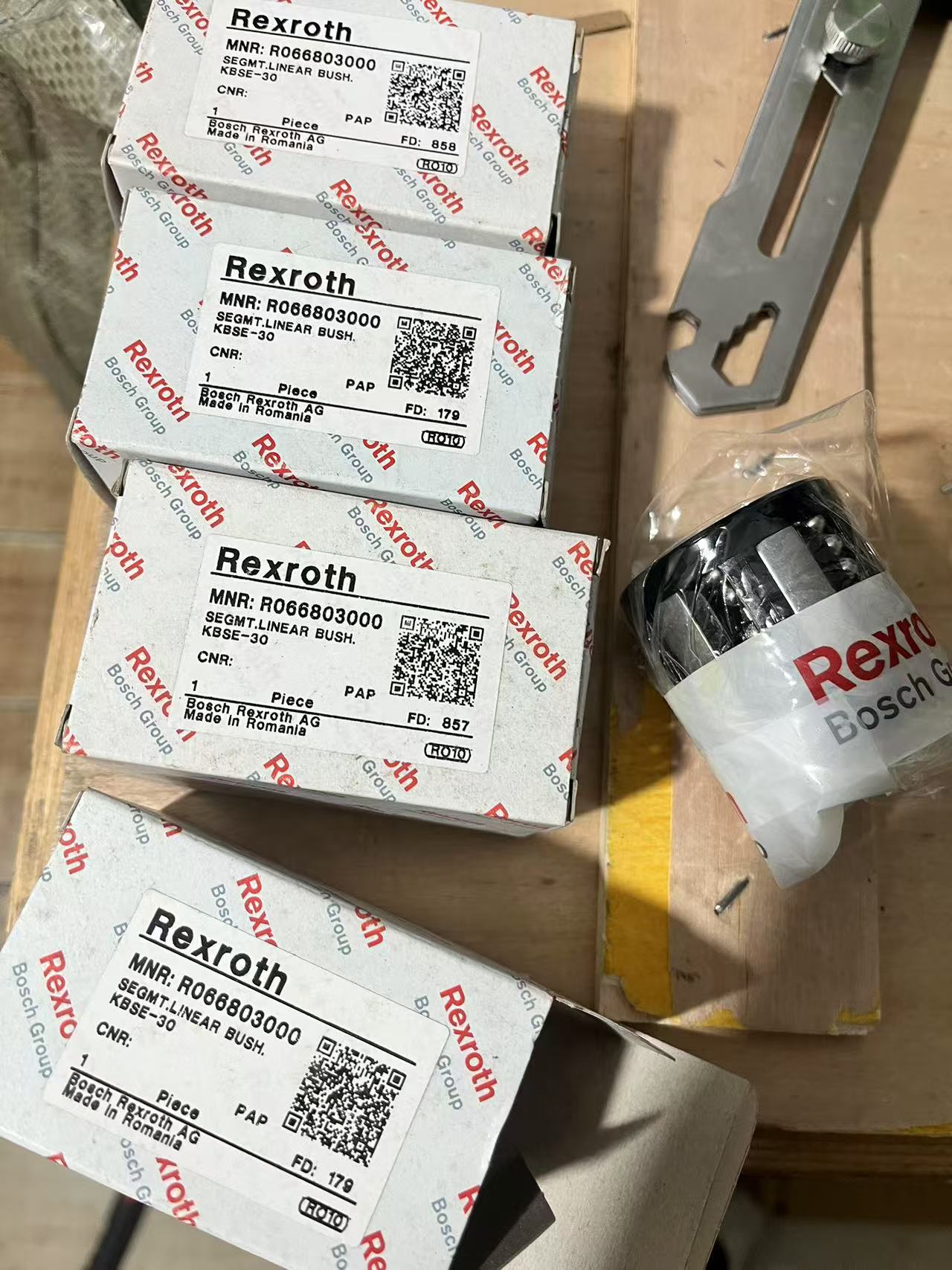 066803000 R066803000